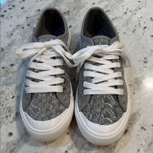 Rocket Dog Gray and White Lace Sneakers